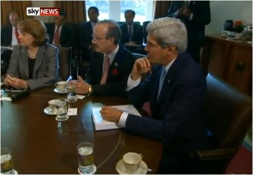 Ngoại trưởng Hoa Kỳ John Kerry đang lắng nghe phát biểu của Tổng thống Mỹ Barack Obama trong cuộc họp quan trọng tổ chức hôm 3/9/2013
